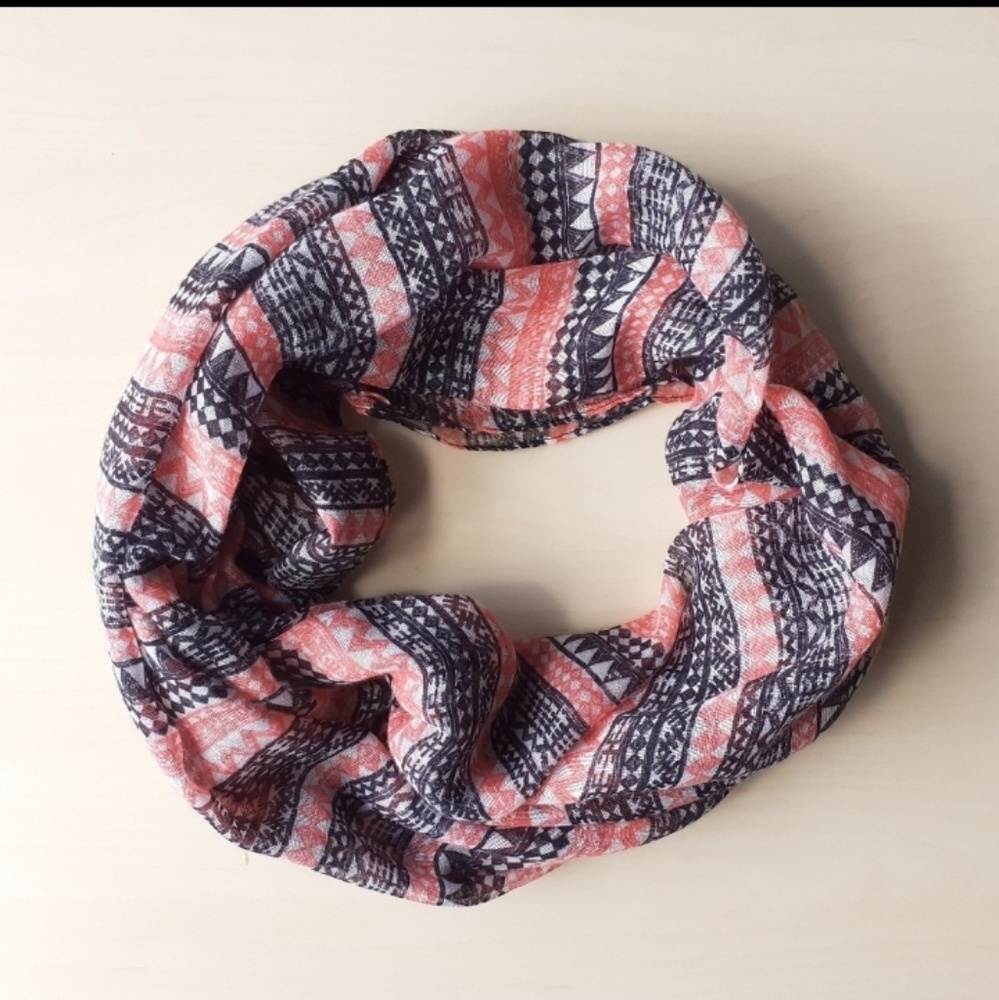 4 Scarfs! - Picture 5 of 8